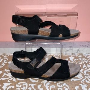 MUNROE AMERICAN ANTILA M486285 Black Suede Sandals Size 8.5 N Gently Used